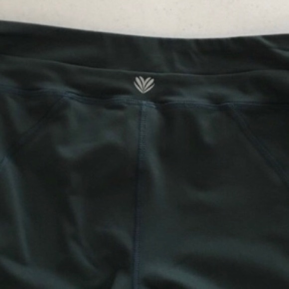 Forever 21 Dark Green Athletic Mesh Pocket Leggings - Size Medium - Picture 4 of 4